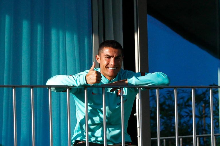 Ronaldo នៅអង្គុយមើលមិត្តរួមក្រុមហ្វឹកហាត់ ខណៈរូបគាត់កំពុងផ្ទុកមេរោគកូវីដ១៩